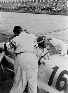 Grosser Preis von Deutschland auf dem Nürburgring, 24. Juli 1938. Richard Seaman, der Sieger des Rennens mit Mercedes-Benz Formel-Rennwagen W 154 beim Tanken und Reifenwechsel.